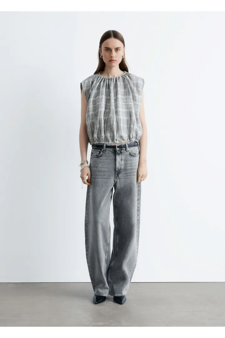 앤아더스토리즈 드로스트링 실크 탑의 그레이 패턴컬러 ECOMLook입니다.