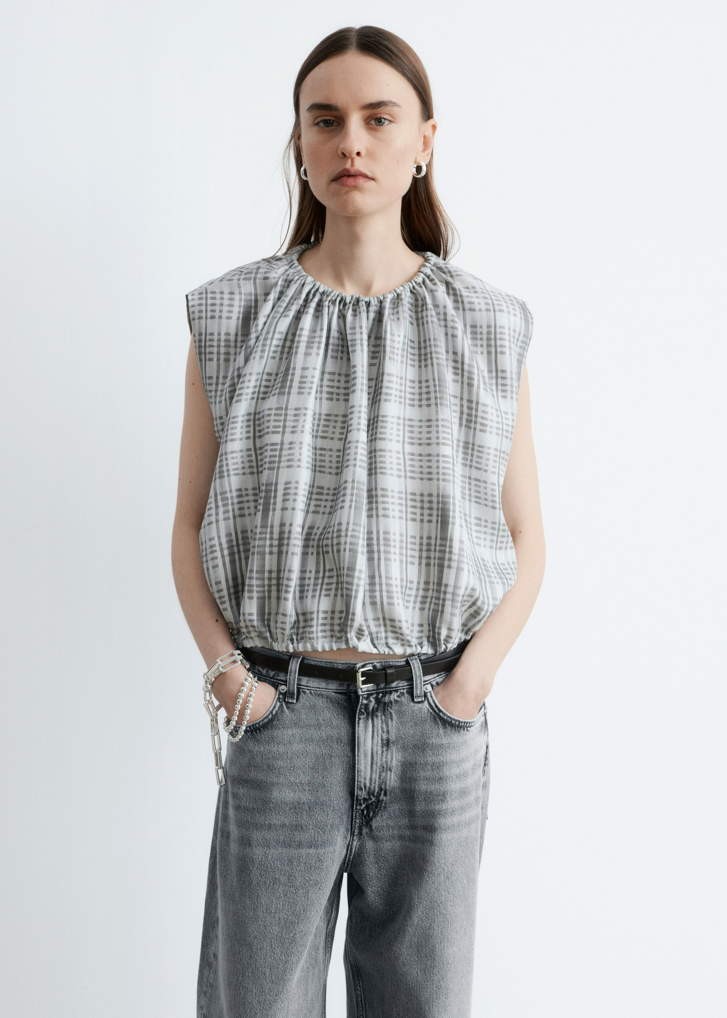 앤아더스토리즈 드로스트링 실크 탑의 그레이 패턴컬러 ECOMLook입니다.