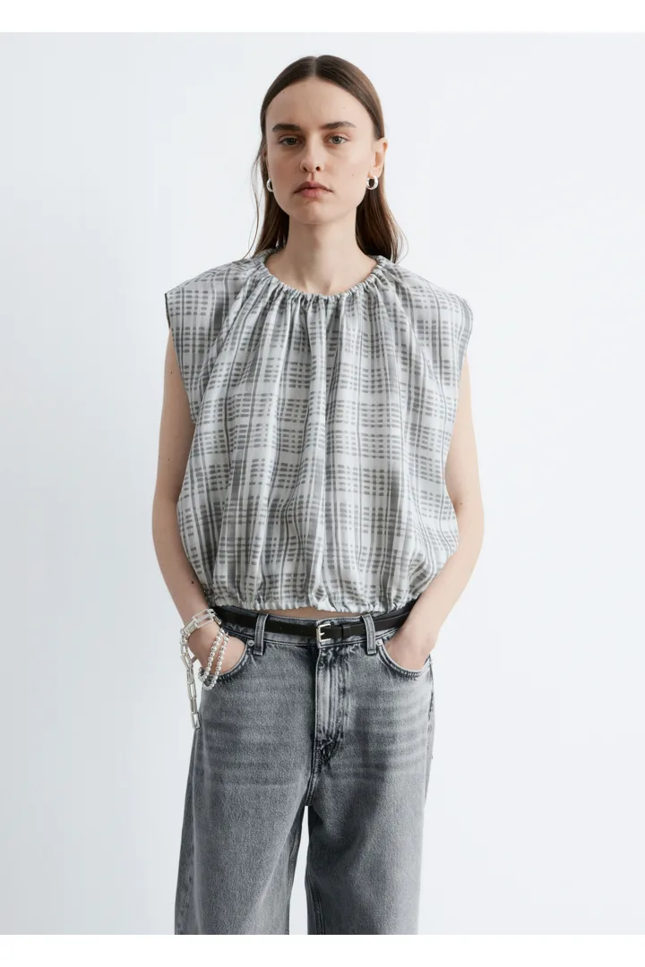 앤아더스토리즈 드로스트링 실크 탑의 그레이 패턴컬러 ECOMLook입니다.