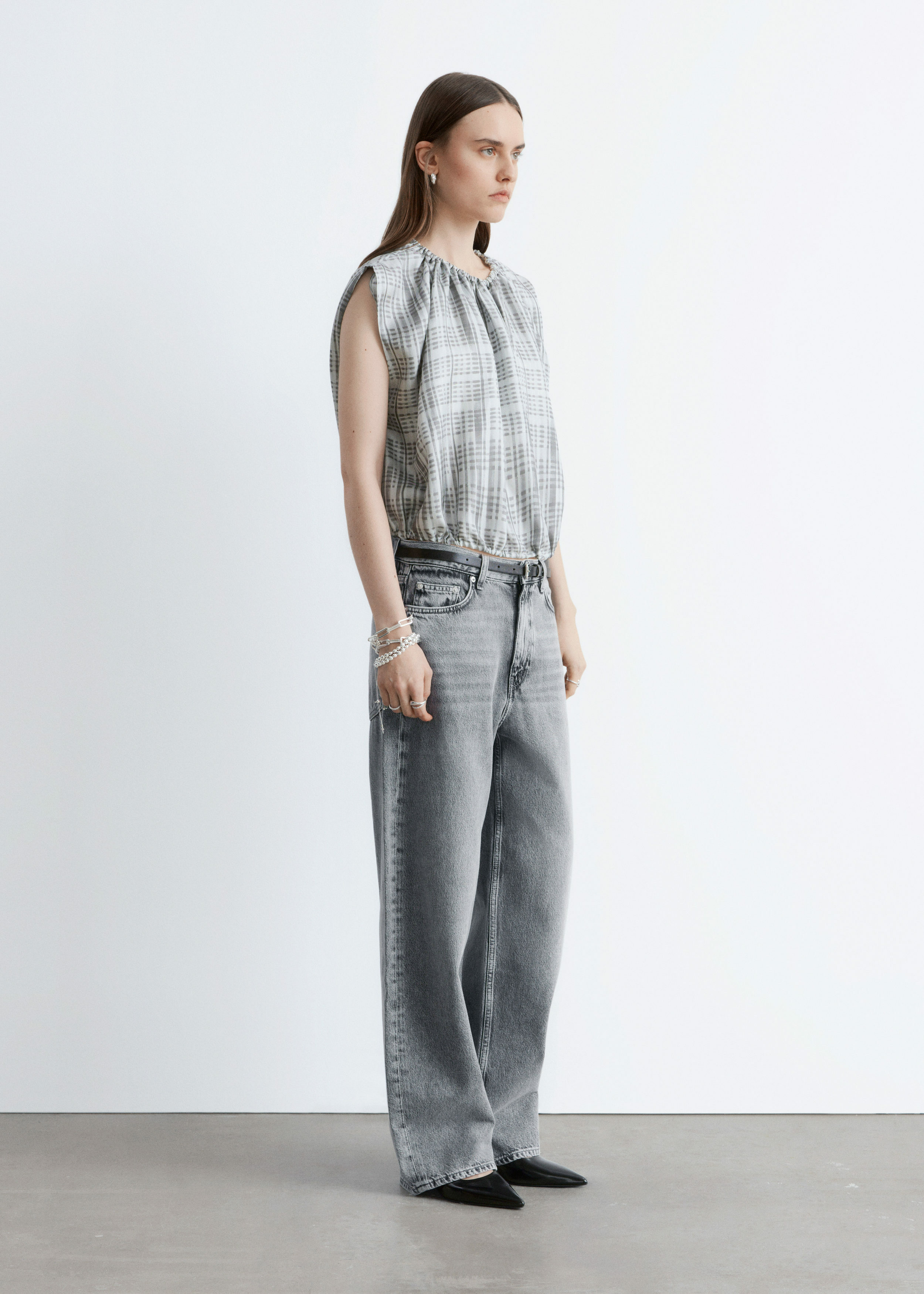 앤아더스토리즈 드로스트링 실크 탑의 그레이 패턴컬러 ECOMLook입니다.