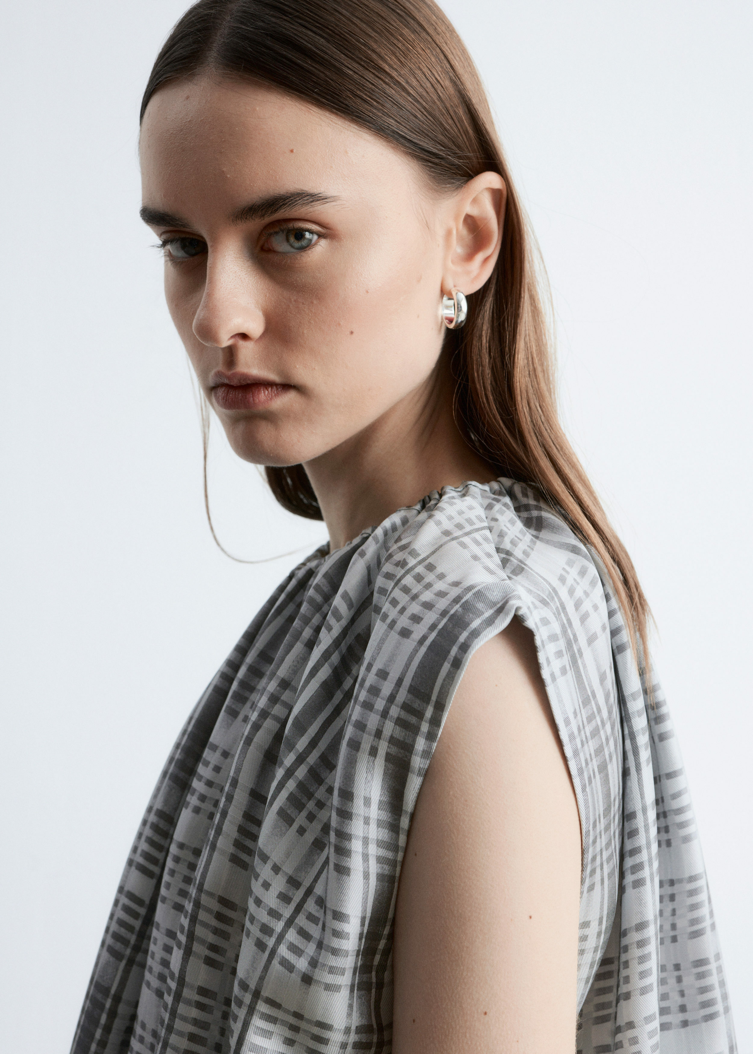 앤아더스토리즈 드로스트링 실크 탑의 그레이 패턴컬러 ECOMLook입니다.