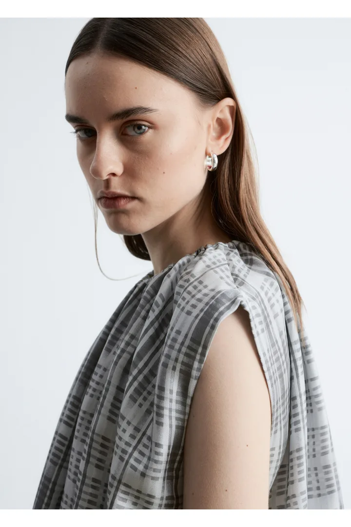 앤아더스토리즈 드로스트링 실크 탑의 그레이 패턴컬러 ECOMLook입니다.