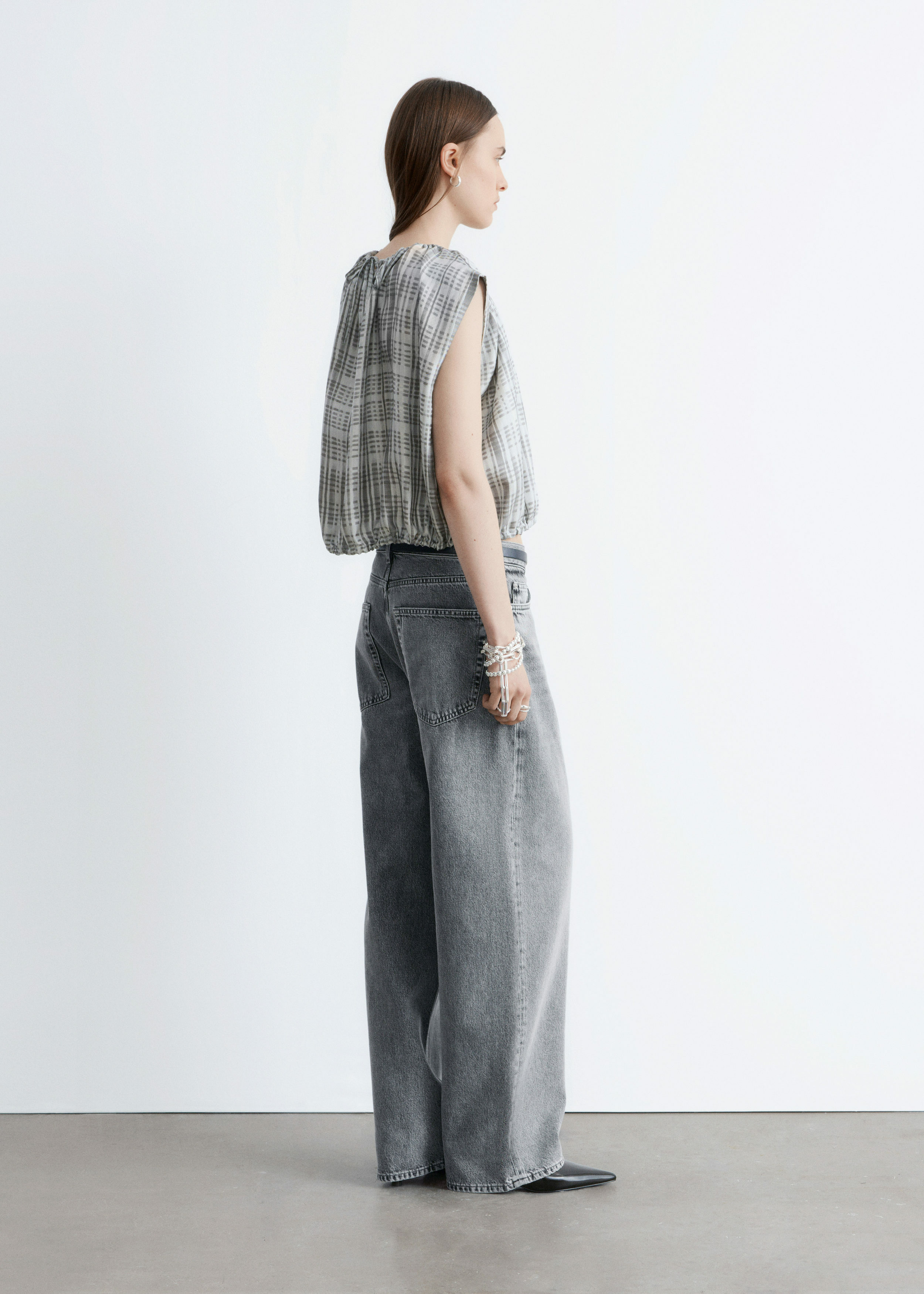 앤아더스토리즈 드로스트링 실크 탑의 그레이 패턴컬러 ECOMLook입니다.