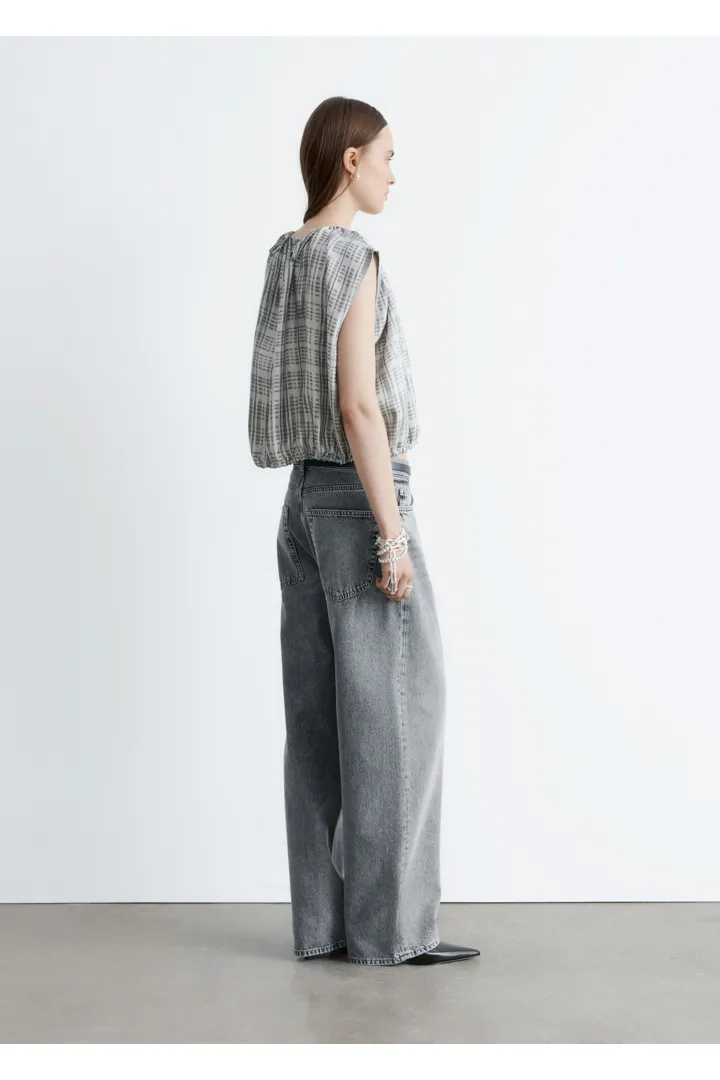 앤아더스토리즈 드로스트링 실크 탑의 그레이 패턴컬러 ECOMLook입니다.