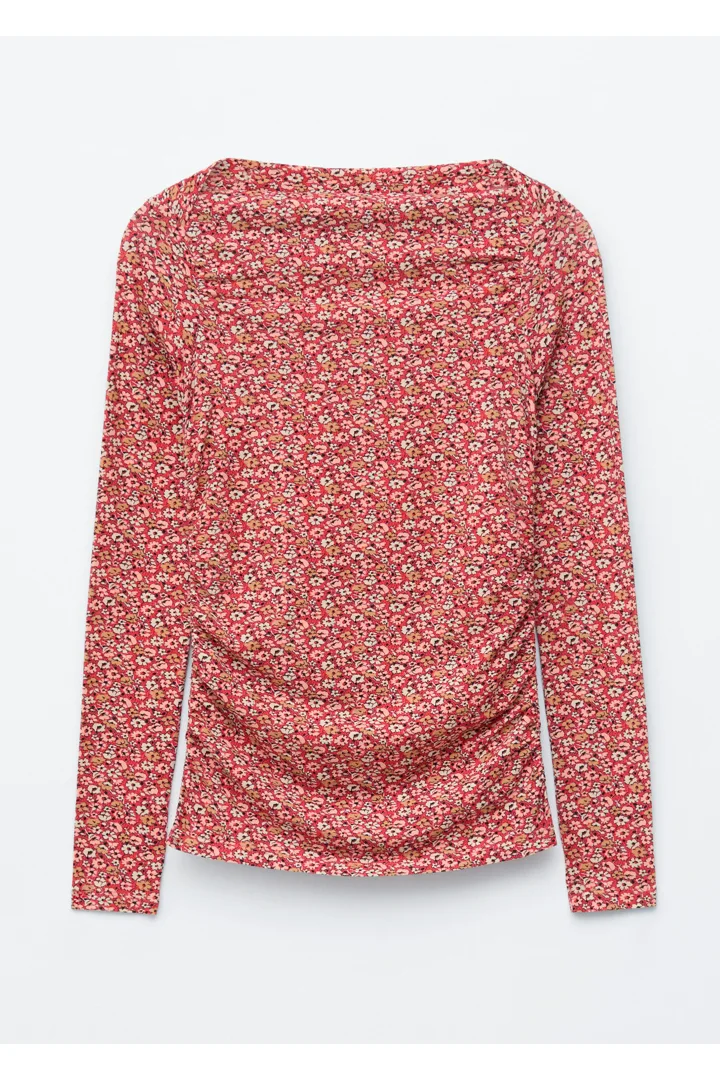 앤아더스토리즈 루시드 플로럴 탑의 레드-플로럴 패턴컬러 Product입니다.