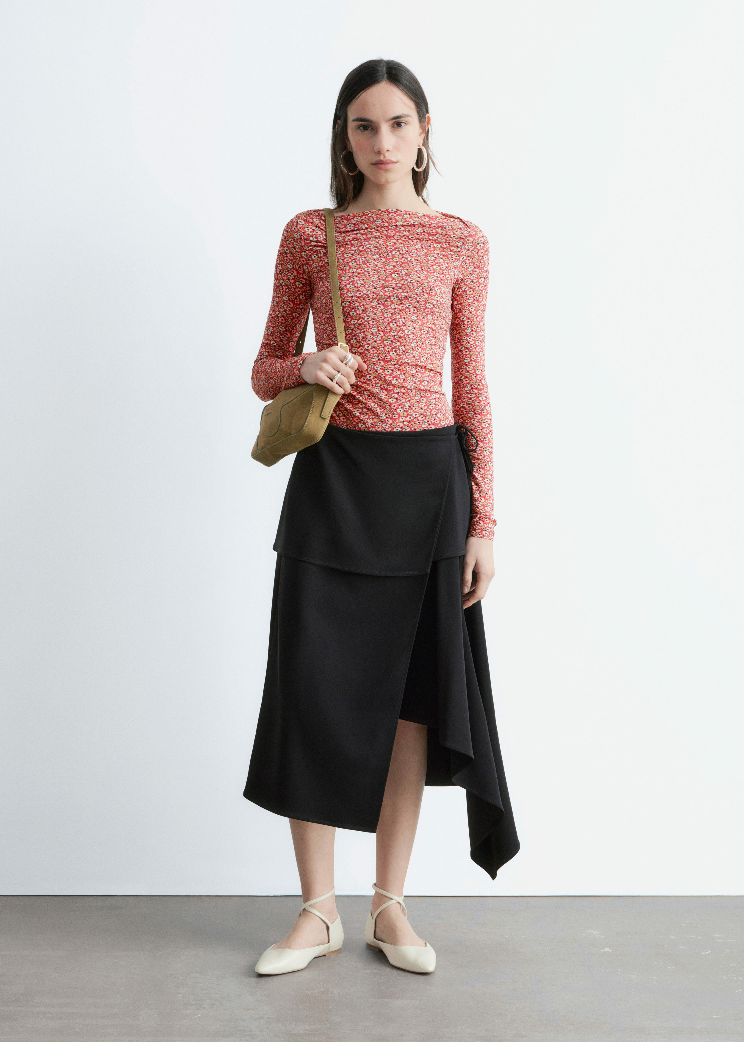 앤아더스토리즈 루시드 플로럴 탑의 레드-플로럴 패턴컬러 ECOMLook입니다.