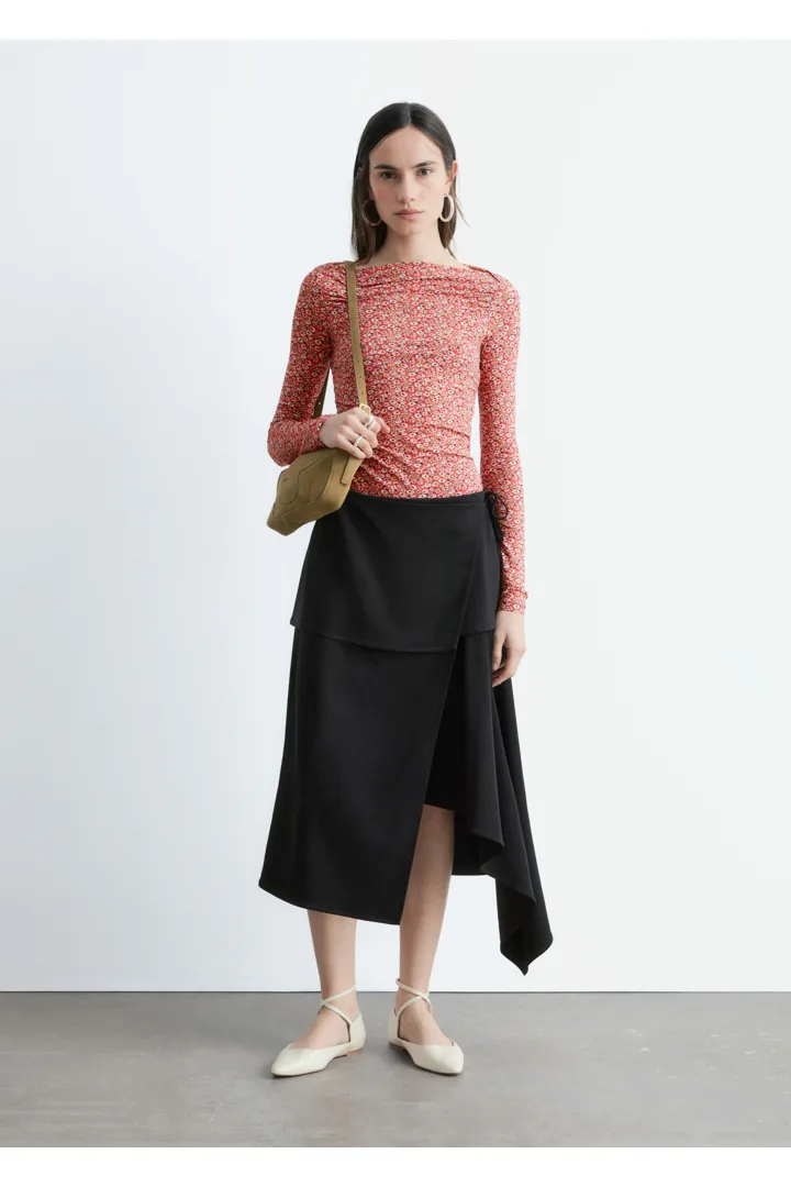 앤아더스토리즈 루시드 플로럴 탑의 레드-플로럴 패턴컬러 ECOMLook입니다.