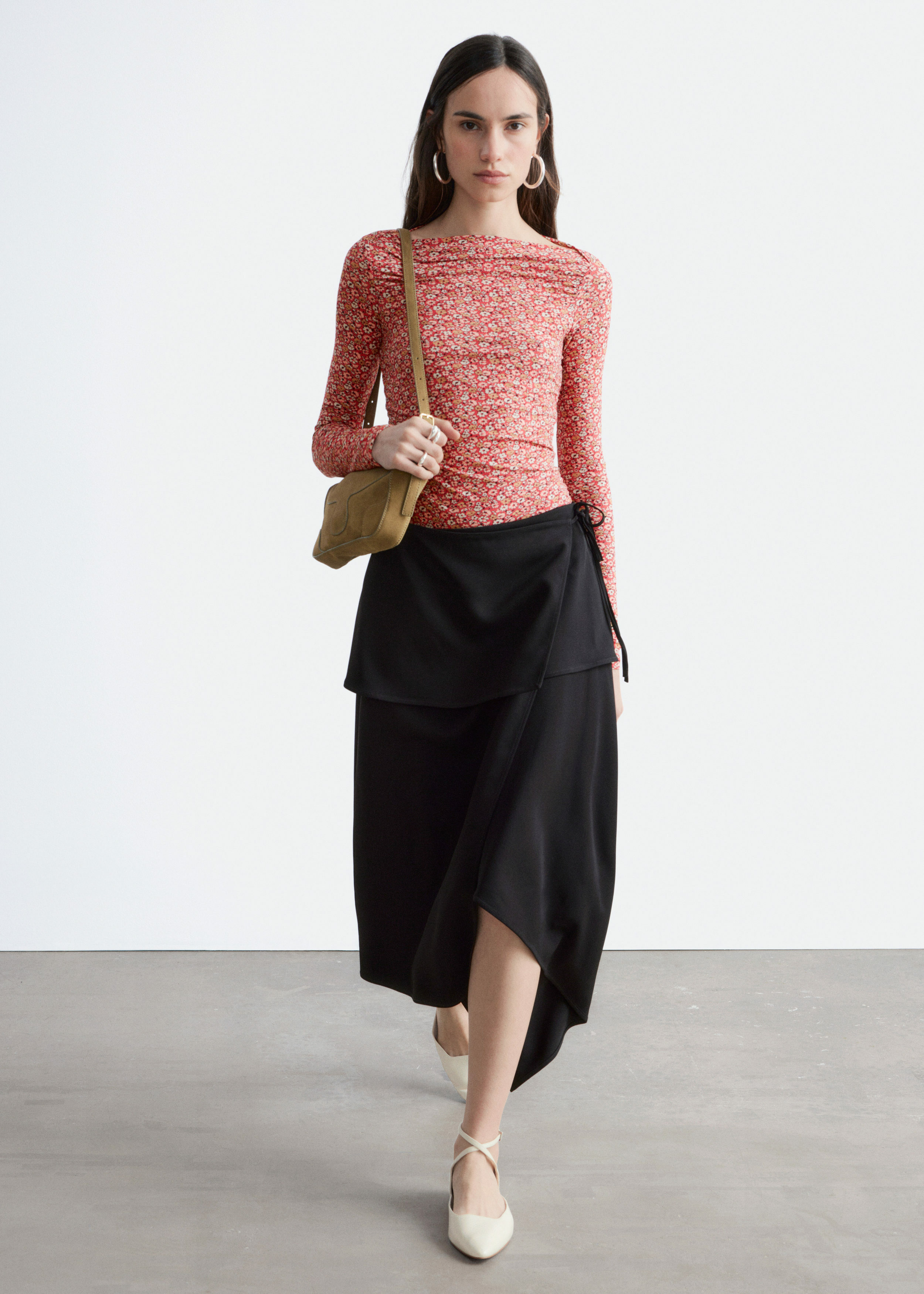 앤아더스토리즈 루시드 플로럴 탑의 레드-플로럴 패턴컬러 ECOMLook입니다.