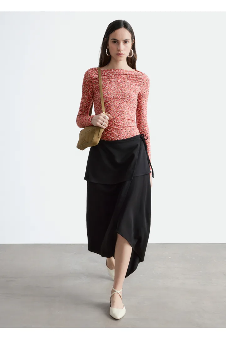 앤아더스토리즈 루시드 플로럴 탑의 레드-플로럴 패턴컬러 ECOMLook입니다.