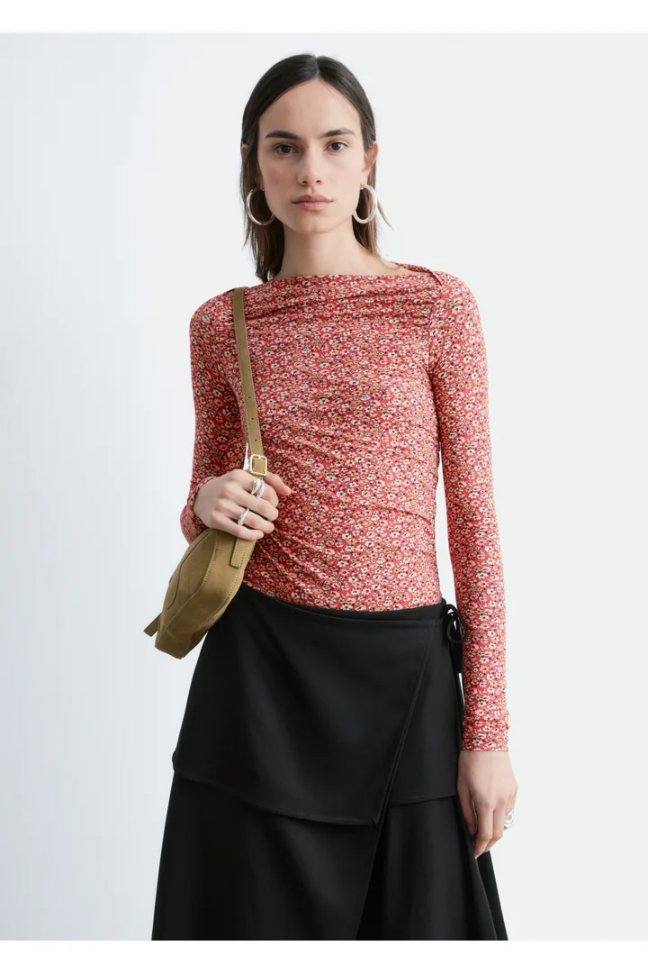 앤아더스토리즈 루시드 플로럴 탑의 레드-플로럴 패턴컬러 ECOMLook입니다.