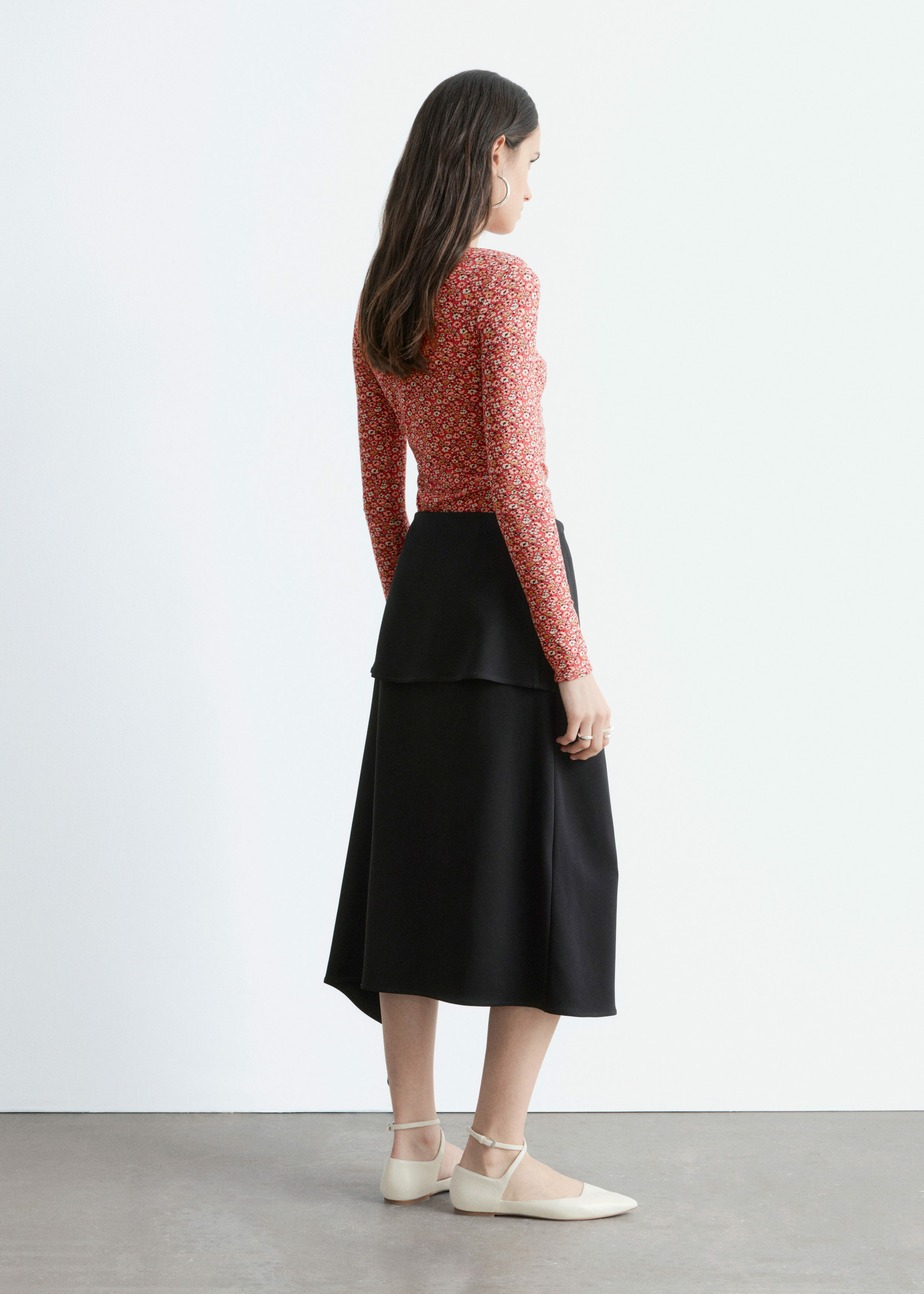 앤아더스토리즈 루시드 플로럴 탑의 레드-플로럴 패턴컬러 ECOMLook입니다.