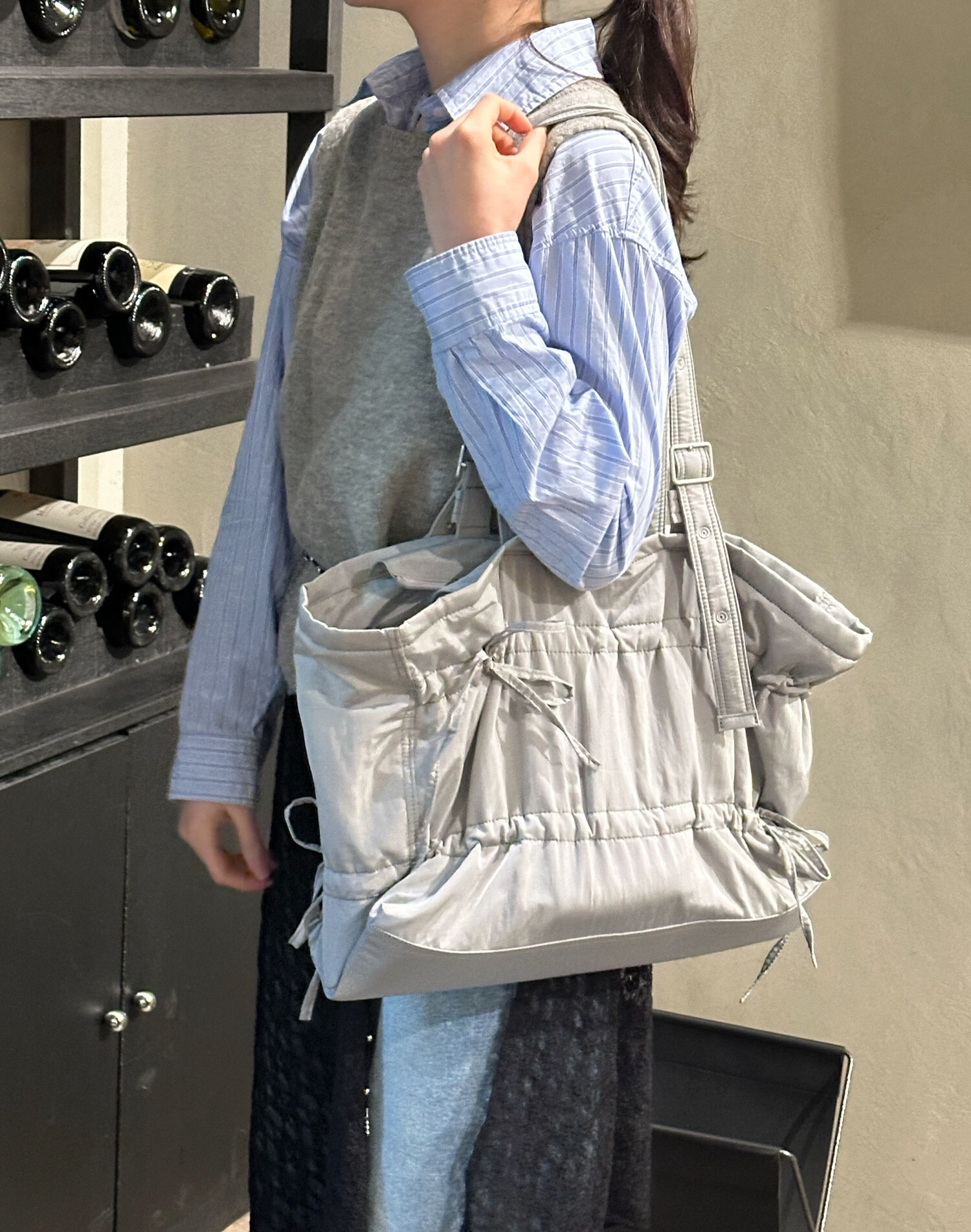 [현대백화점] [우리카드7%할인~04/19][아울렛] 그레이 나일론 발레무드 리본 포인트 숄더백 L (노트북수납가능) (J