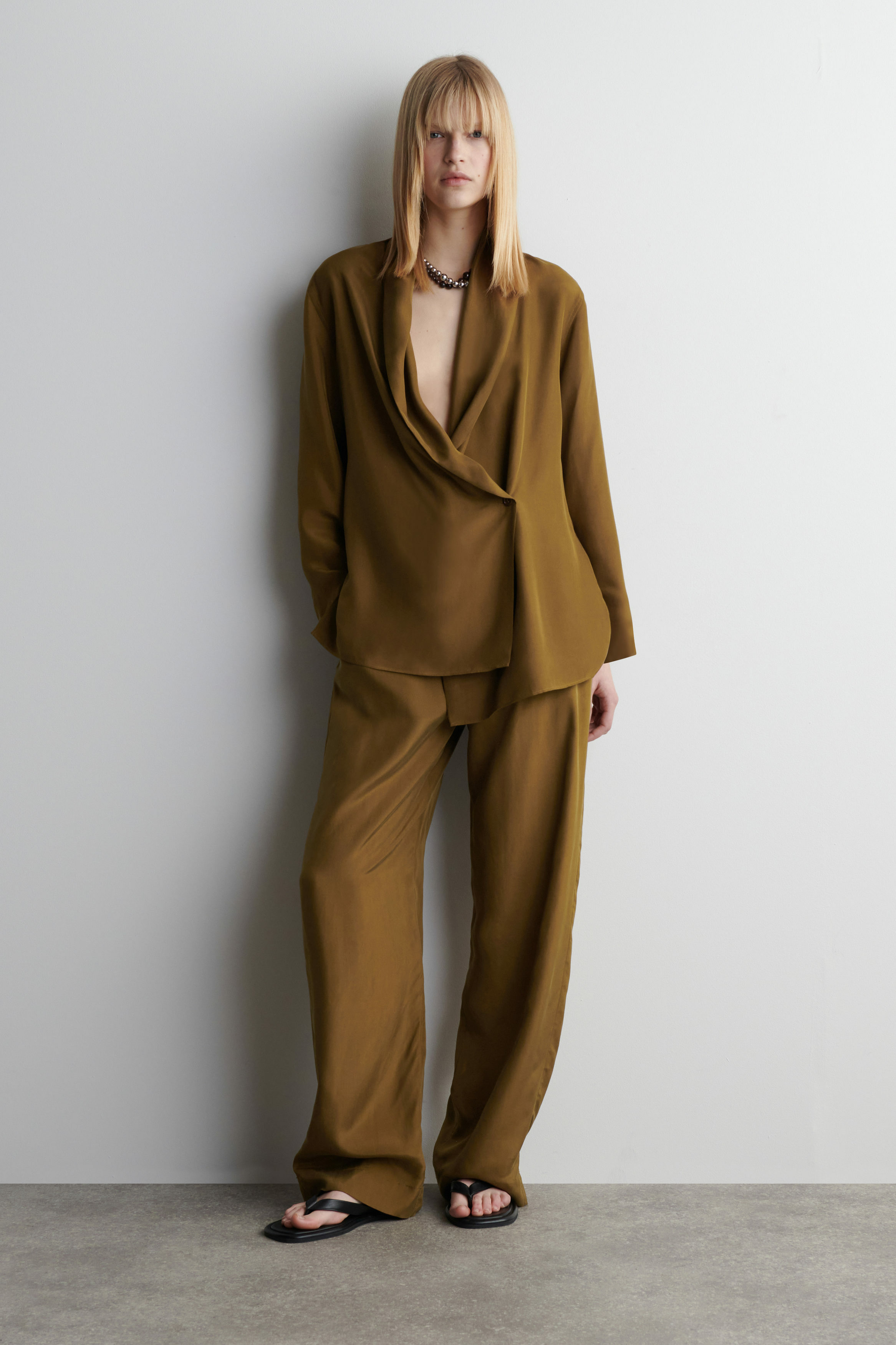 COS default image 0 of 브라운 in 릴랙스드 실크 트라우저