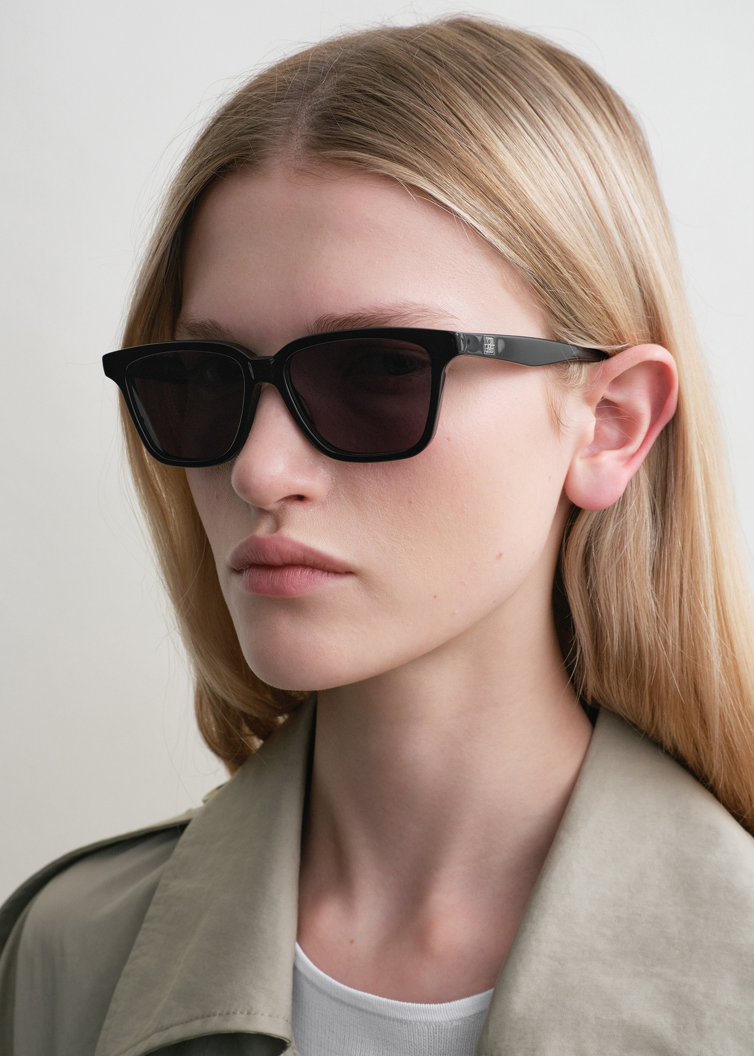 TOTEME 더 스퀘어스 선글라스 블랙의 블랙컬러 1번쨰 이미지입니다.