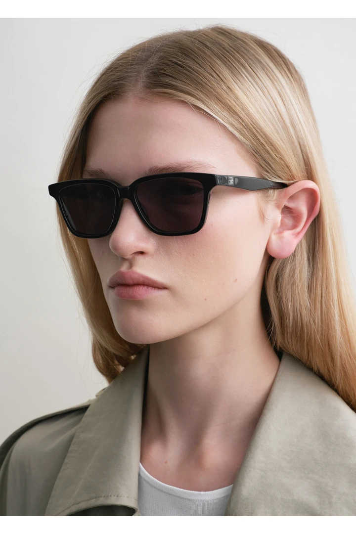 TOTEME 더 스퀘어스 선글라스 블랙의 블랙컬러 1번쨰 이미지입니다.