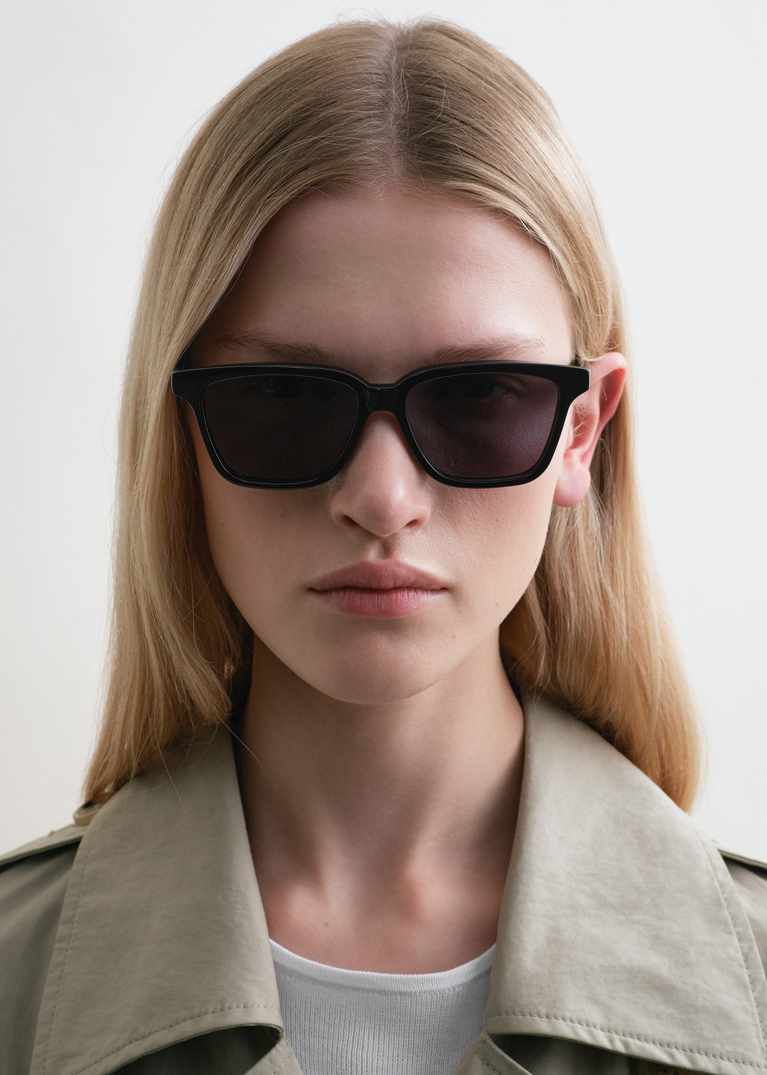 TOTEME 더 스퀘어스 선글라스 블랙의 블랙컬러 2번쨰 이미지입니다.