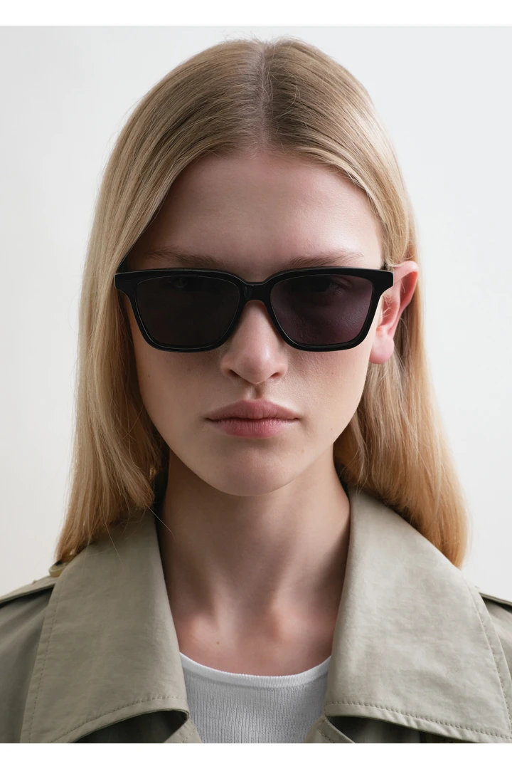 TOTEME 더 스퀘어스 선글라스 블랙의 블랙컬러 2번쨰 이미지입니다.