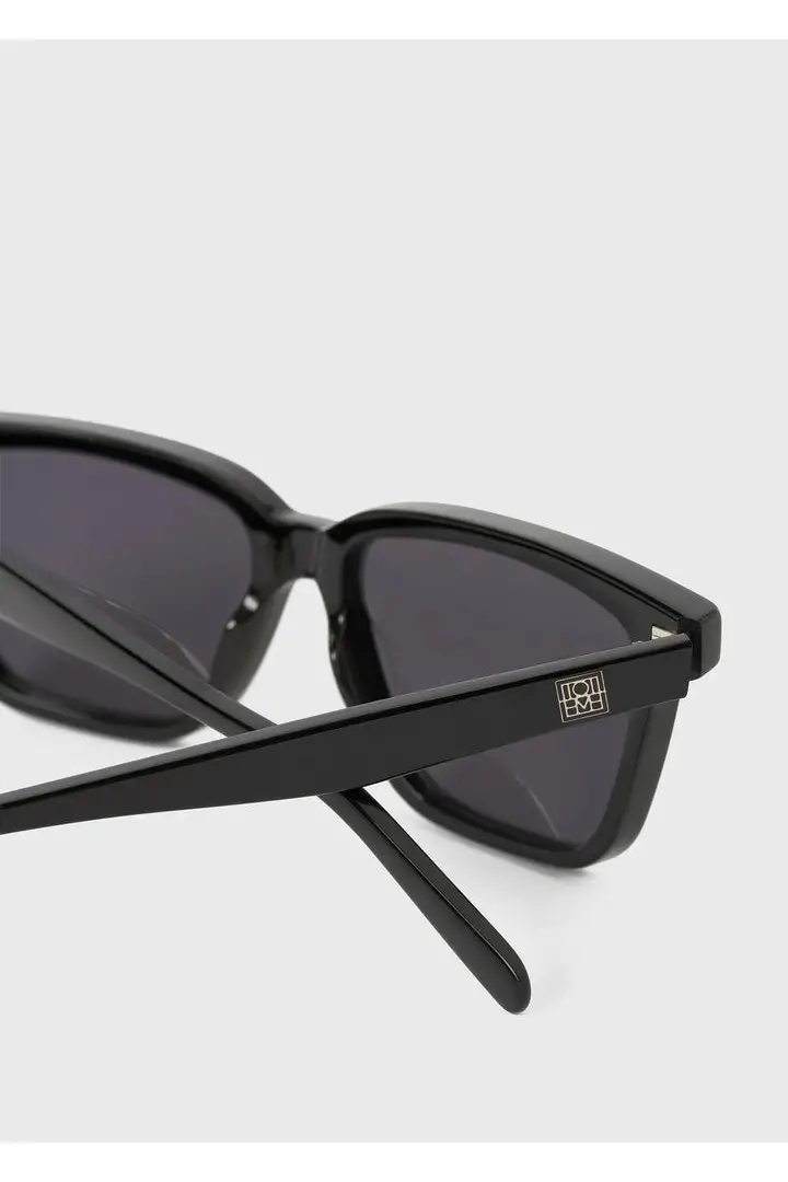 TOTEME 더 스퀘어스 선글라스 블랙의 블랙컬러 5번쨰 이미지입니다.