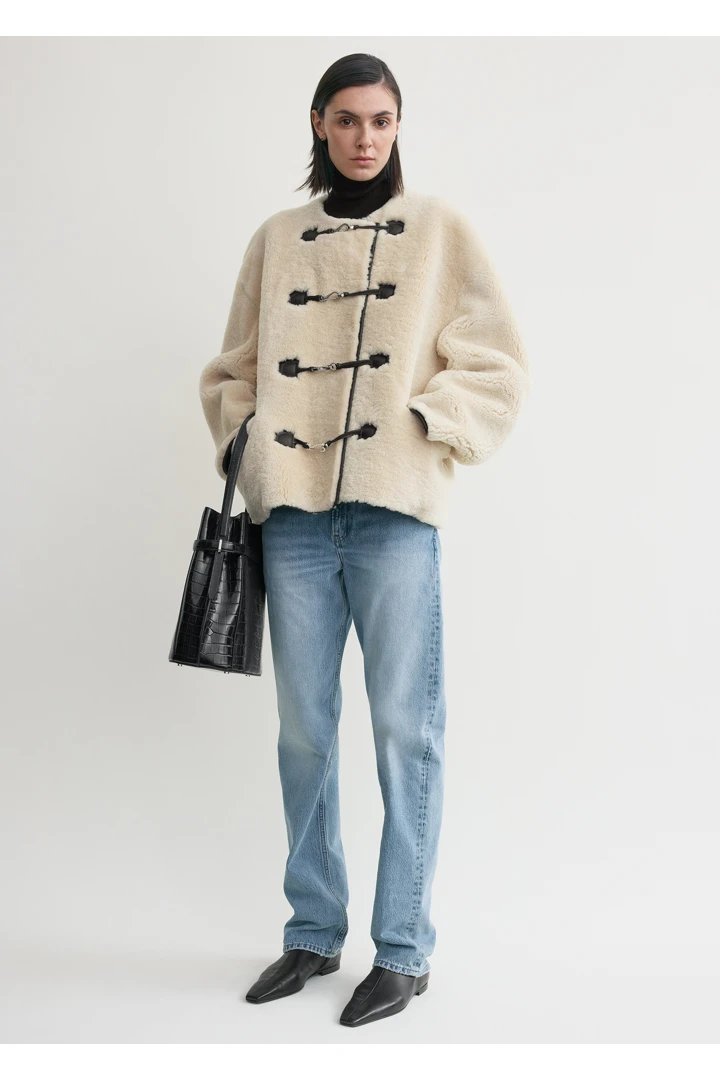 TOTEME 테디 시어링 클래스프 재킷 오프 화이트의 오프 화이트컬러 0번쨰 이미지입니다.