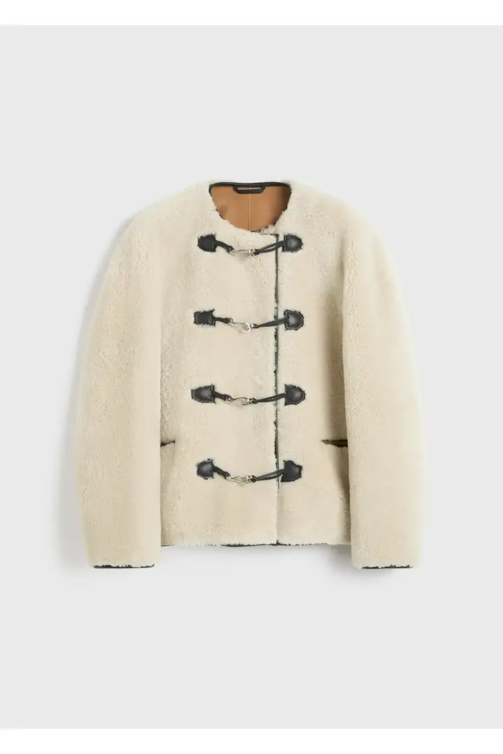 TOTEME 테디 시어링 클래스프 재킷 오프 화이트의 오프 화이트컬러 5번쨰 이미지입니다.