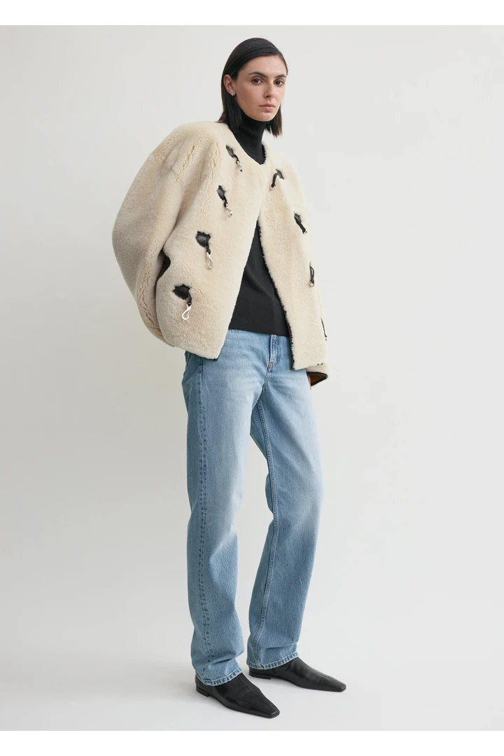 TOTEME 테디 시어링 클래스프 재킷 오프 화이트의 오프 화이트컬러 1번쨰 이미지입니다.