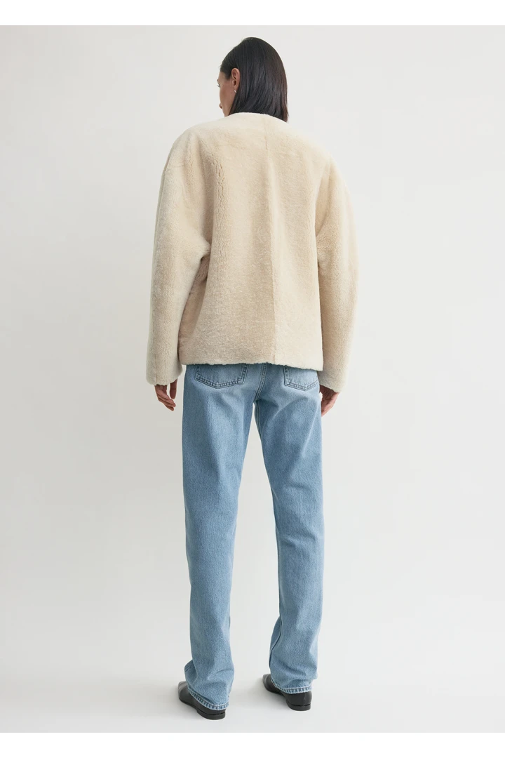 TOTEME 테디 시어링 클래스프 재킷 오프 화이트의 오프 화이트컬러 2번쨰 이미지입니다.