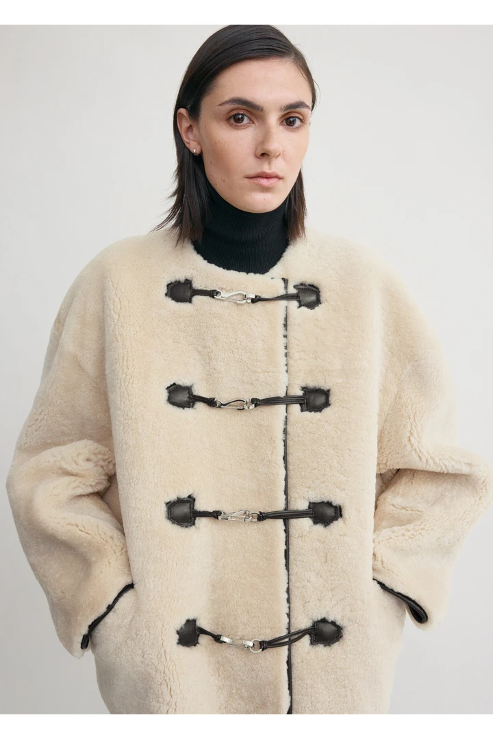 TOTEME 테디 시어링 클래스프 재킷 오프 화이트의 오프 화이트컬러 3번쨰 이미지입니다.