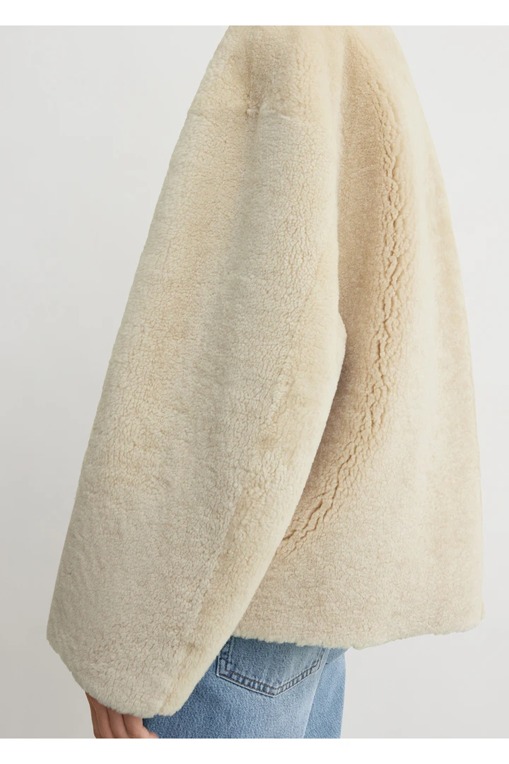 TOTEME 테디 시어링 클래스프 재킷 오프 화이트의 오프 화이트컬러 4번쨰 이미지입니다.