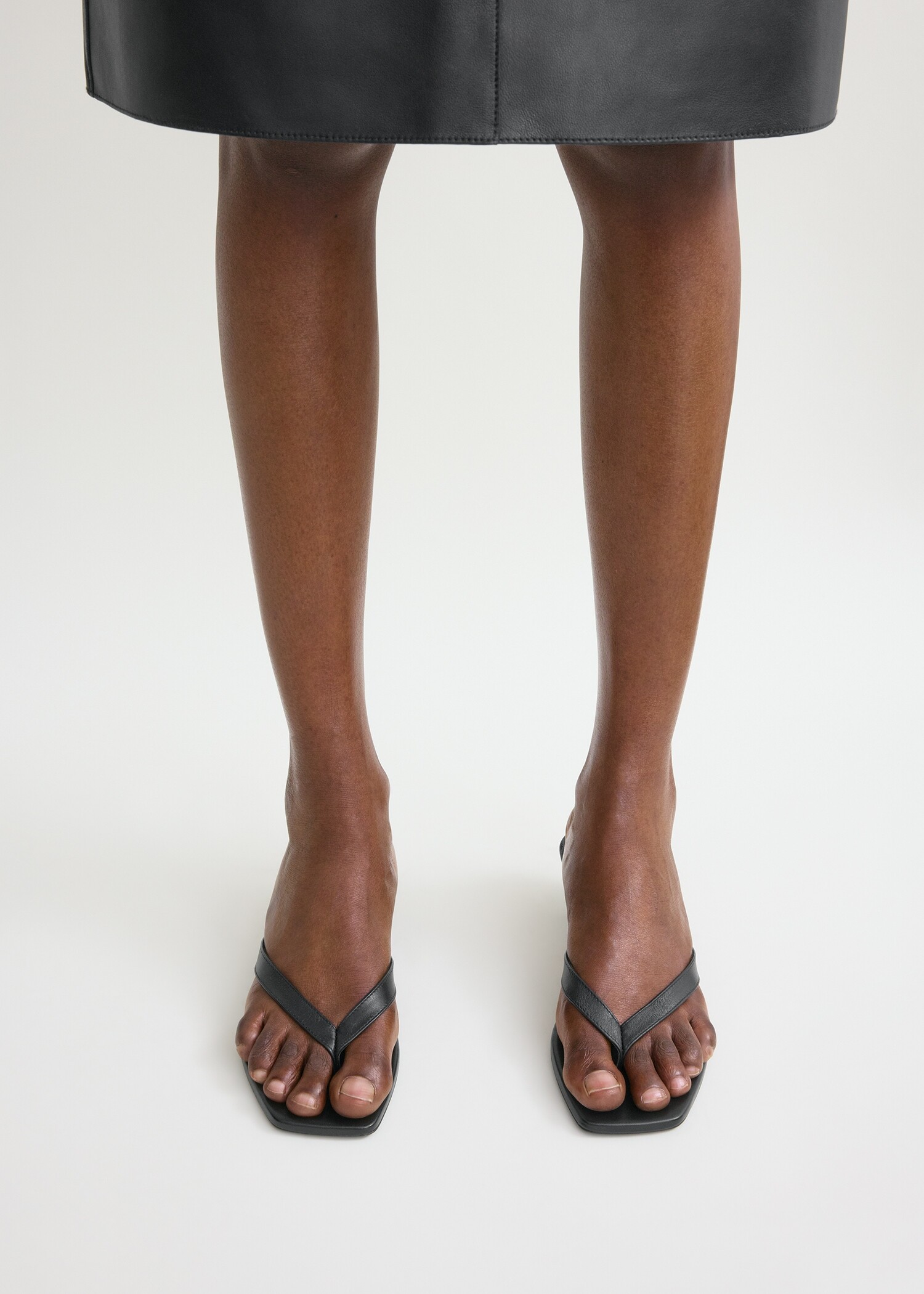 TOTEME 더 플립 플랍 힐 블랙의 블랙컬러 1번쨰 이미지입니다.