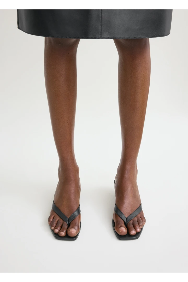 TOTEME 더 플립 플랍 힐 블랙의 블랙컬러 1번쨰 이미지입니다.