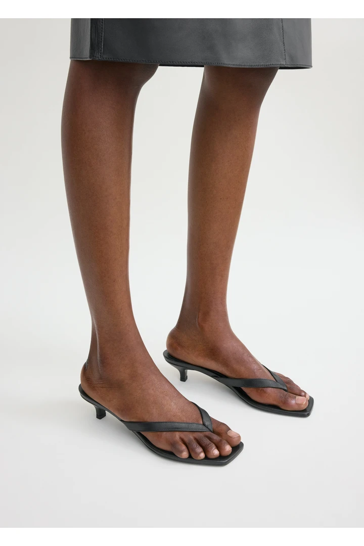 TOTEME 더 플립 플랍 힐 블랙의 블랙컬러 2번쨰 이미지입니다.