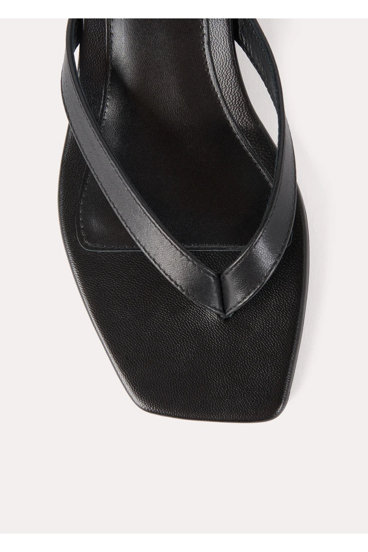 TOTEME 더 플립 플랍 힐 블랙의 블랙컬러 4번쨰 이미지입니다.