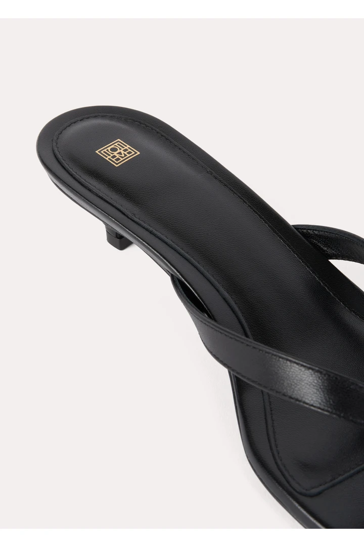 TOTEME 더 플립 플랍 힐 블랙의 블랙컬러 5번쨰 이미지입니다.