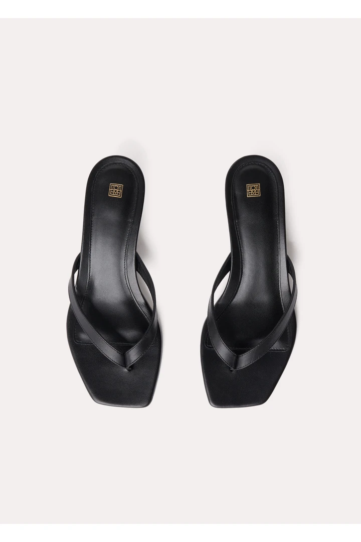 TOTEME 더 플립 플랍 힐 블랙의 블랙컬러 3번쨰 이미지입니다.