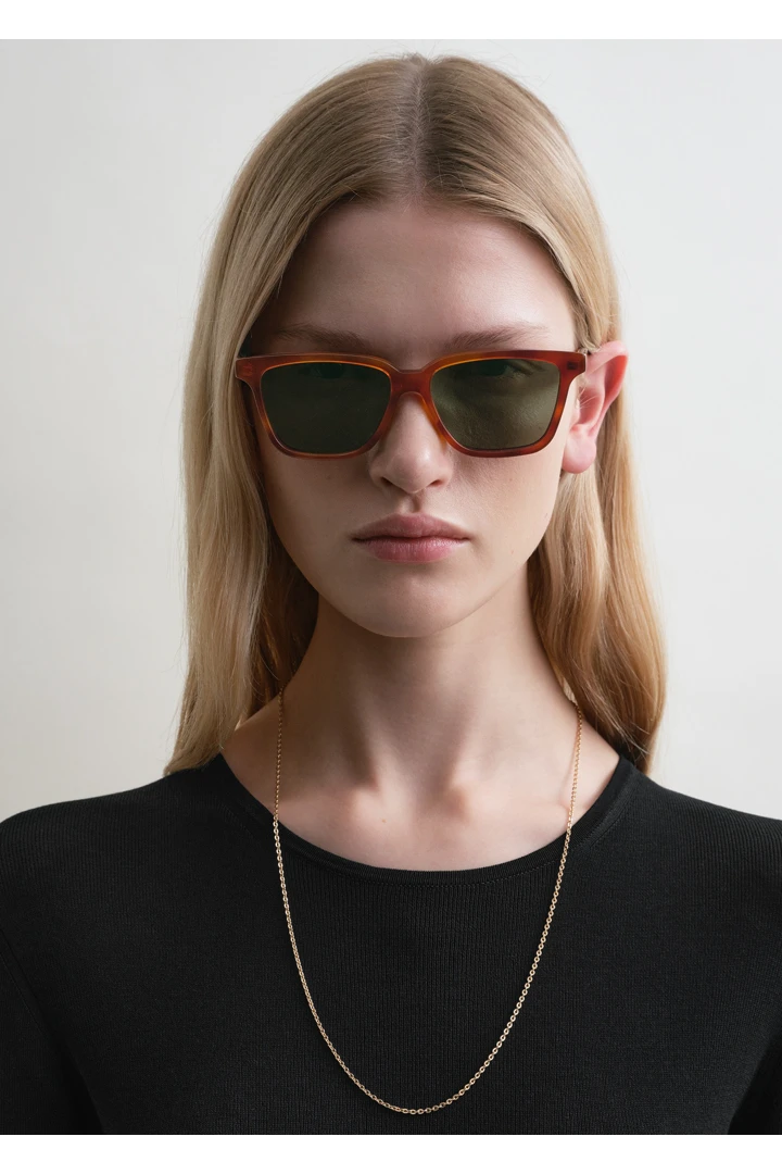 TOTEME 더 스퀘어스 선글라스 라이트 하바나의 하바나컬러 2번쨰 이미지입니다.