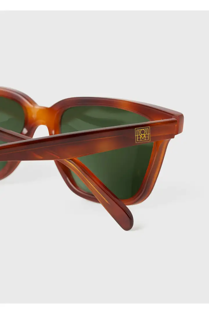 TOTEME 더 스퀘어스 선글라스 라이트 하바나의 하바나컬러 4번쨰 이미지입니다.