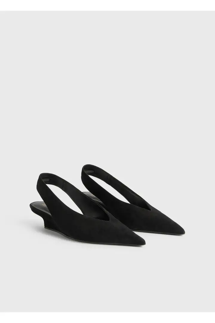 TOTEME 더 스웨이드 웨지-힐 슬링백 블랙의 블랙컬러 3번쨰 이미지입니다.