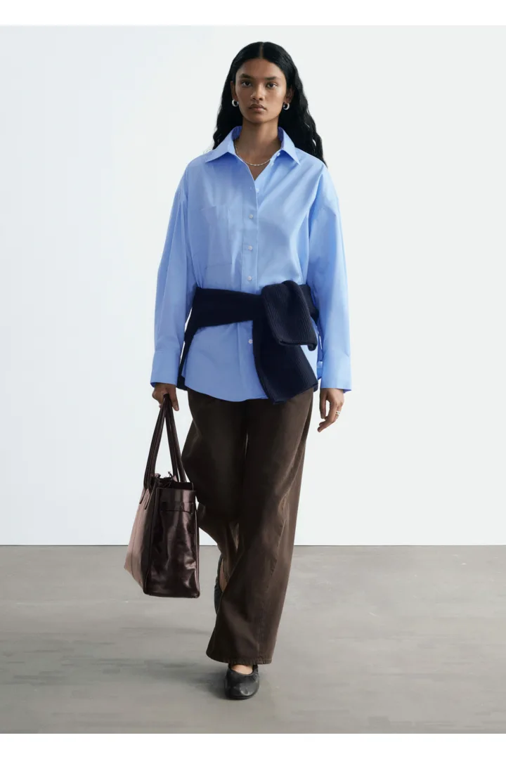 앤아더스토리즈 오버사이즈 코튼 셔츠의 블루컬러 ECOMLook입니다.