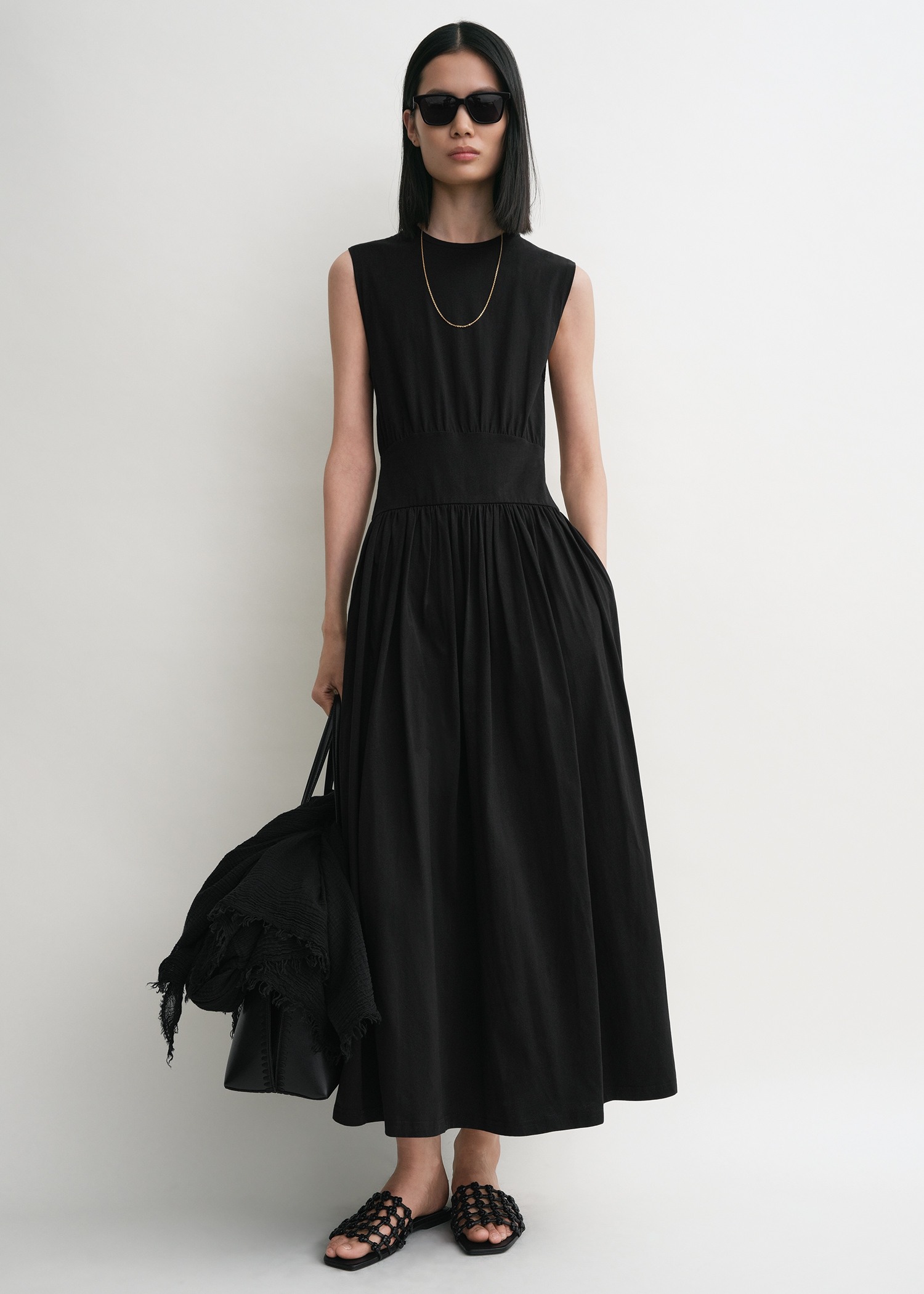 TOTEME 슬리브리스 코튼 티 드레스 블랙의 블랙컬러 0번쨰 이미지입니다.