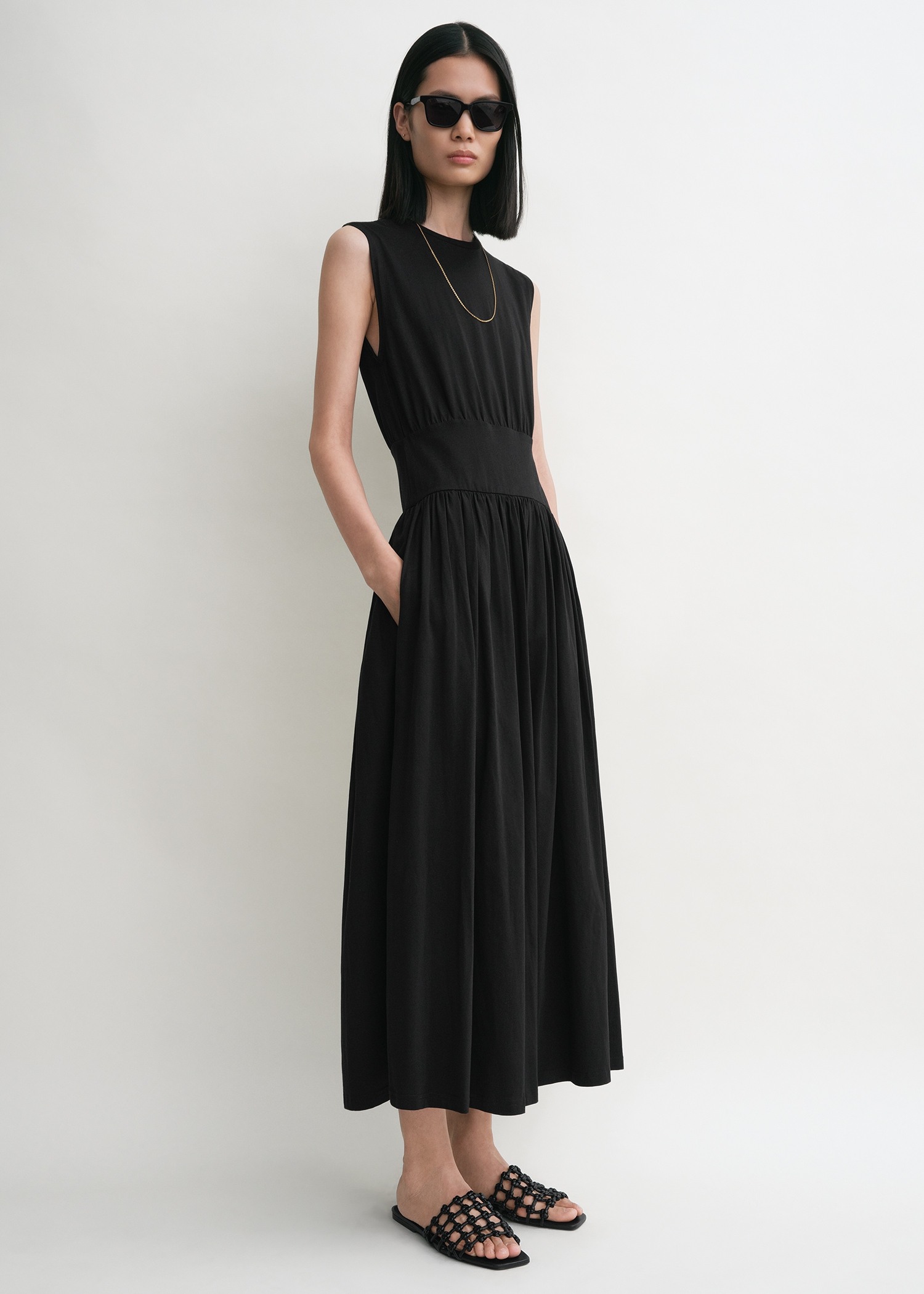 TOTEME 슬리브리스 코튼 티 드레스 블랙의 블랙컬러 1번쨰 이미지입니다.