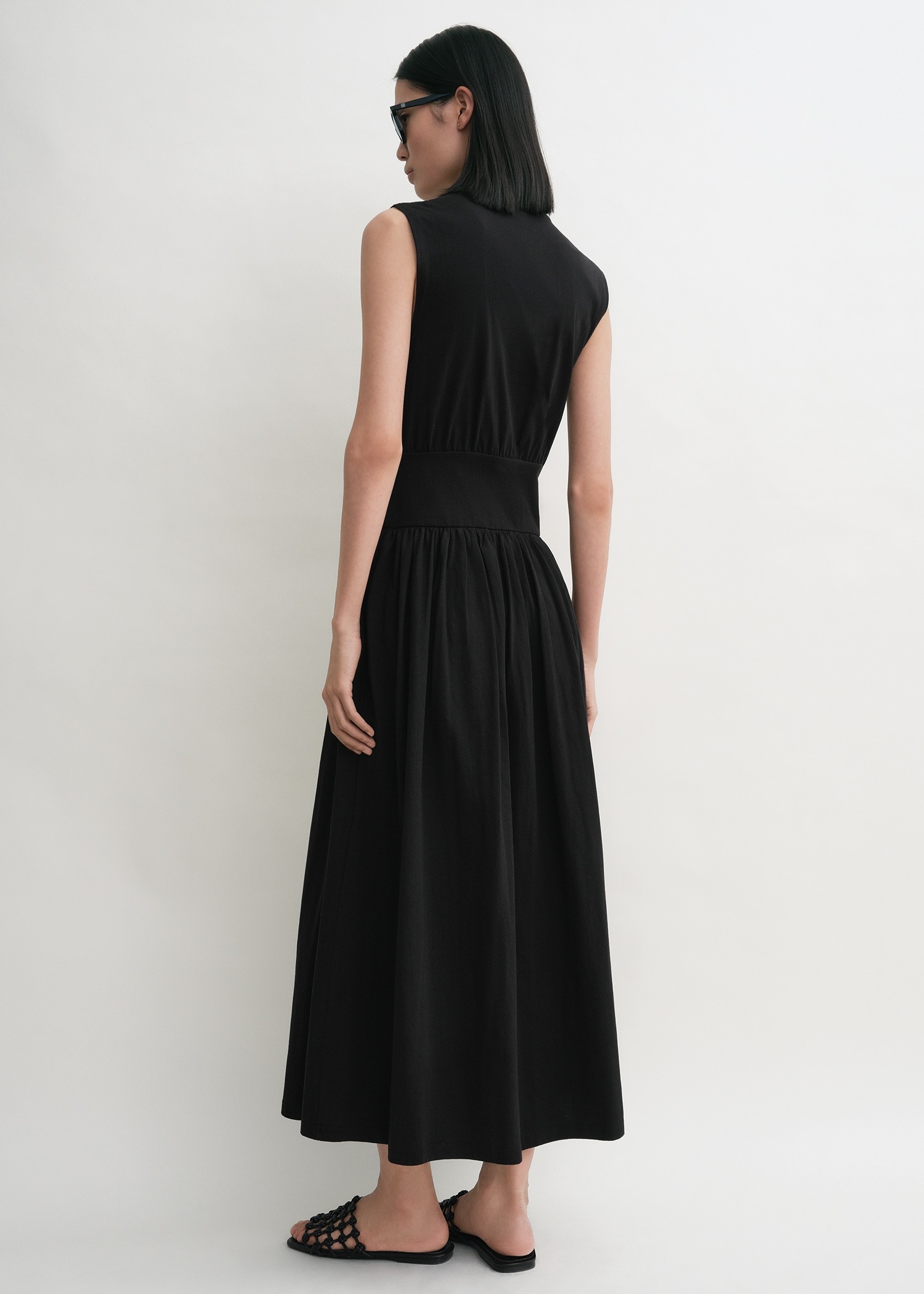 TOTEME 슬리브리스 코튼 티 드레스 블랙의 블랙컬러 2번쨰 이미지입니다.