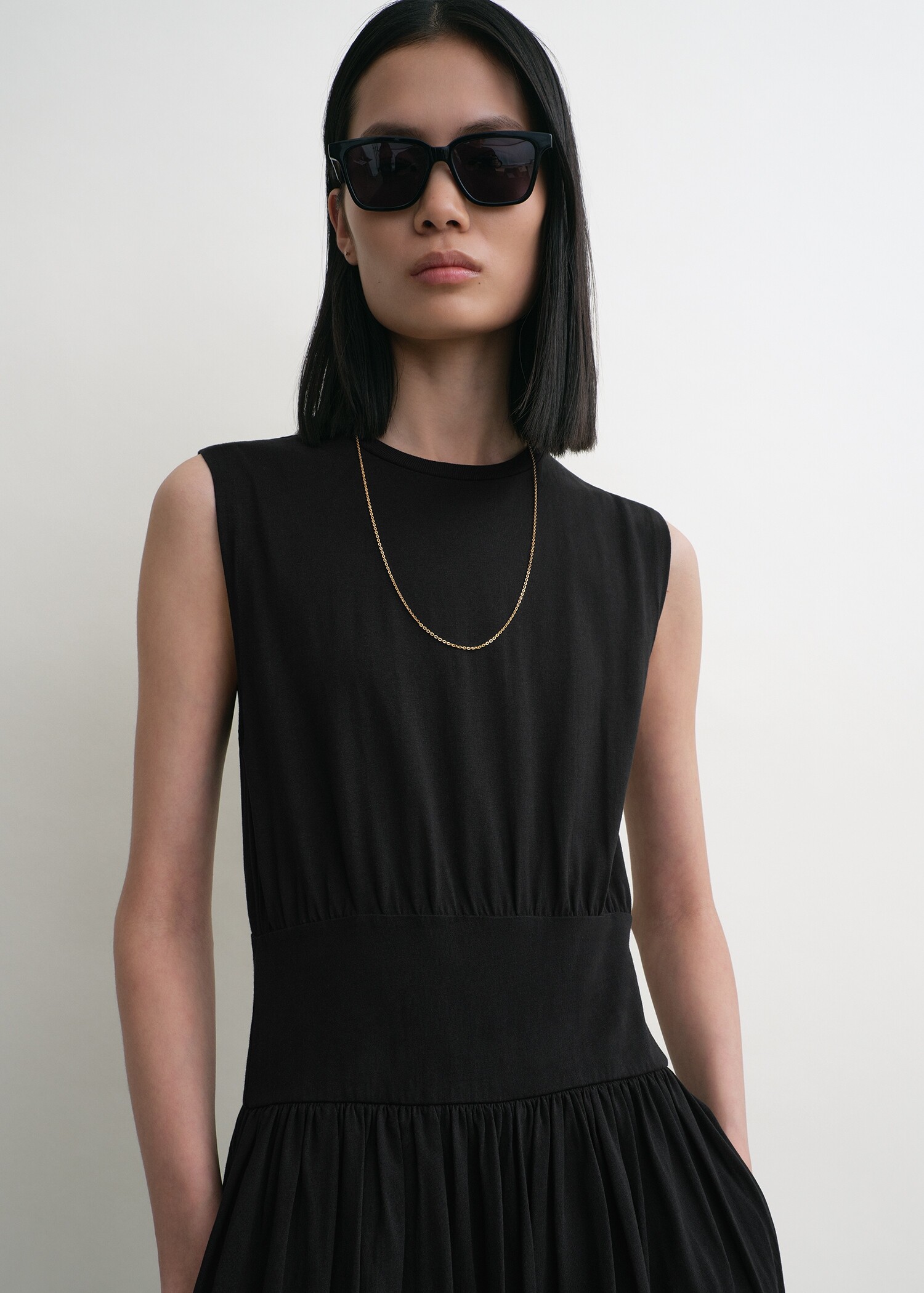 TOTEME 슬리브리스 코튼 티 드레스 블랙의 블랙컬러 3번쨰 이미지입니다.