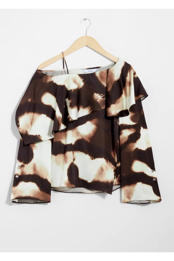 앤아더스토리즈 에이시메트릭 새틴 블라우스의 브라운컬러 Product입니다.