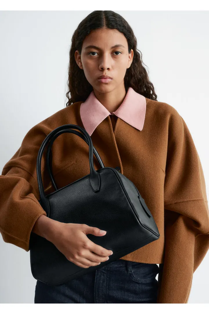 앤아더스토리즈 레더 볼링 백의 블랙컬러 ECOMLook입니다.