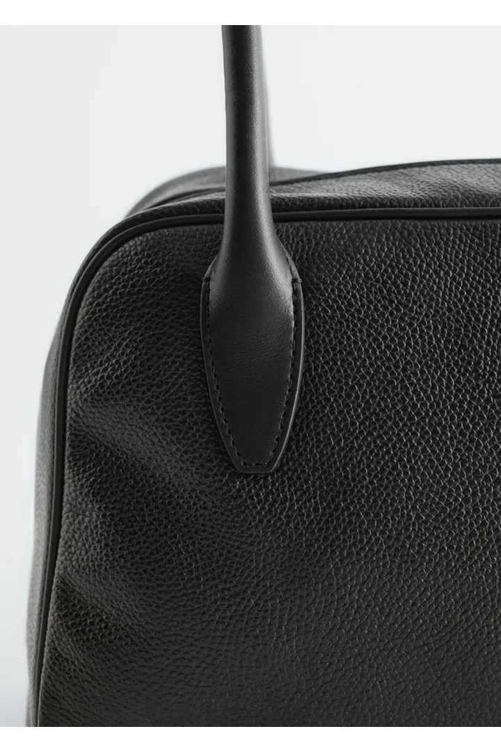 앤아더스토리즈 레더 볼링 백의 블랙컬러 Detail입니다.