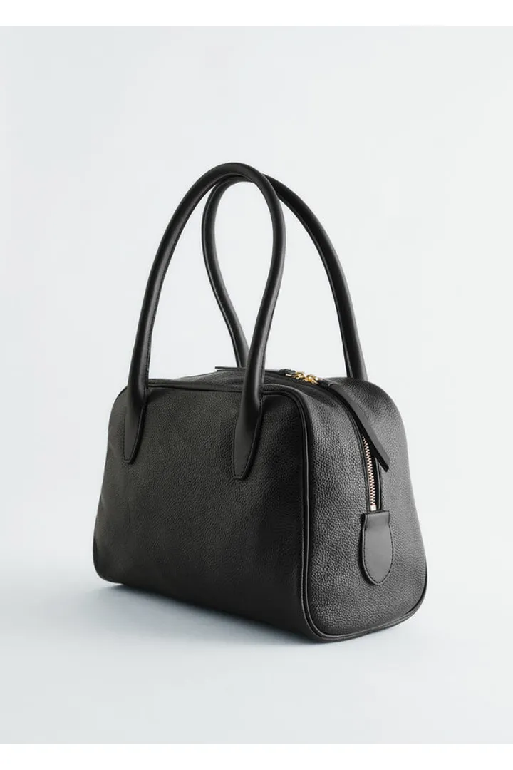 앤아더스토리즈 레더 볼링 백의 블랙컬러 Product입니다.