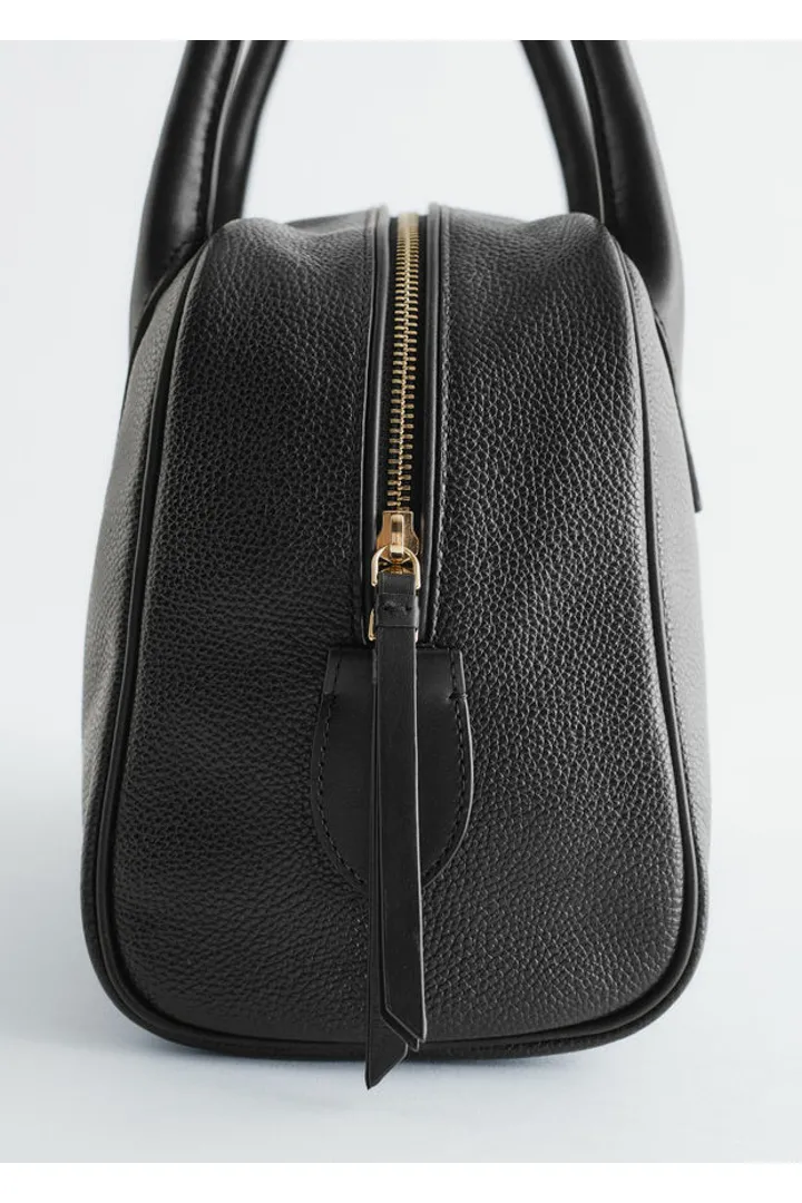 앤아더스토리즈 레더 볼링 백의 블랙컬러 Detail입니다.