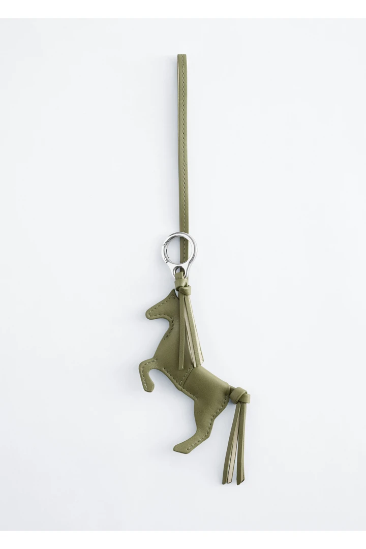 앤아더스토리즈 레더 홀스 백 참의 그린컬러 Product입니다.