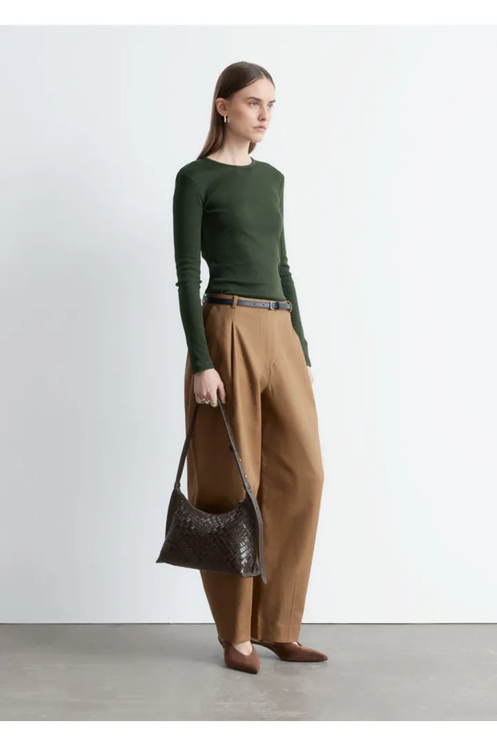 앤아더스토리즈 립 롱 슬리브 탑의 포레스트 그린컬러 ECOMLook입니다.