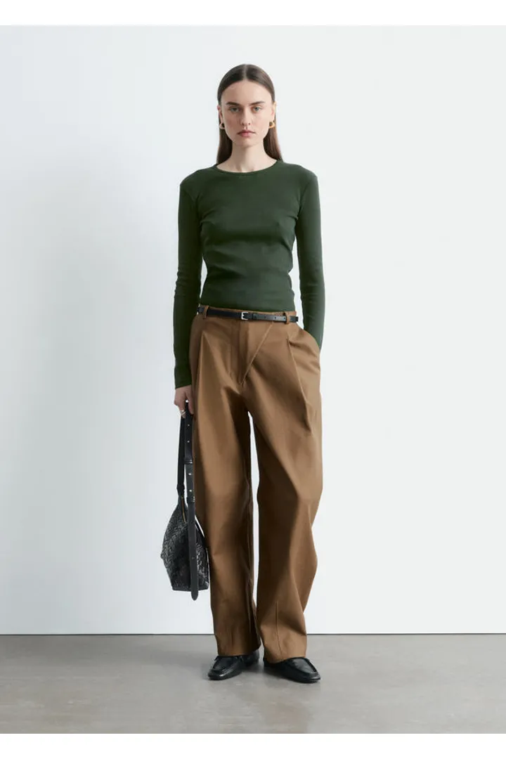 앤아더스토리즈 립 롱 슬리브 탑의 포레스트 그린컬러 ECOMLook입니다.